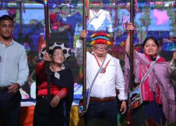 El nuevo presidente de la CONAIE, Marlon Vargas, sostiene una lanza simbólica en el escenario durante su toma de posesión en la ciudad amazónica de Puyo, Pastaza, Ecuador, el 9 de agosto de 2025.