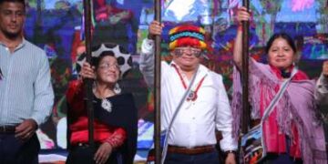 El nuevo presidente de la CONAIE, Marlon Vargas, sostiene una lanza simbólica en el escenario durante su toma de posesión en la ciudad amazónica de Puyo, Pastaza, Ecuador, el 9 de agosto de 2025.