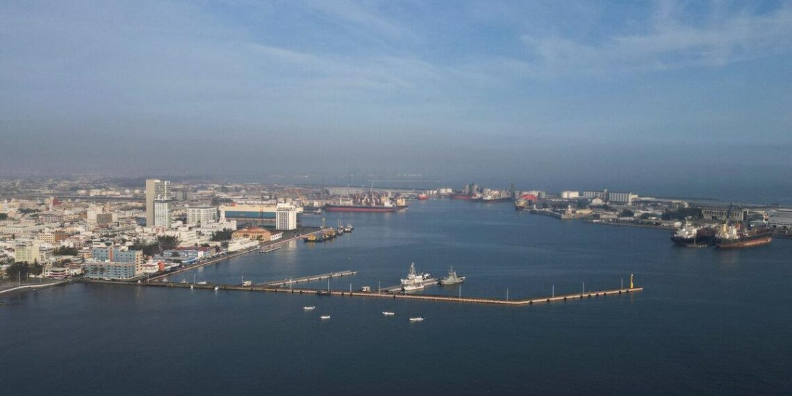 Una vista de un dron muestra el puerto de Veracruz en el Golfo de América después de que el presidente estadounidense Donald Trump emitiera una orden ejecutiva pidiendo a las instituciones estadounidenses que se refirieran a la masa de agua anteriormente conocida como Golfo de México como Golfo de América, en Veracruz, estado de Veracruz, México, el 18 de febrero de 2025. (Yahir Ceballos /Reuters)