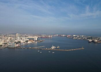 Una vista de un dron muestra el puerto de Veracruz en el Golfo de América después de que el presidente estadounidense Donald Trump emitiera una orden ejecutiva pidiendo a las instituciones estadounidenses que se refirieran a la masa de agua anteriormente conocida como Golfo de México como Golfo de América, en Veracruz, estado de Veracruz, México, el 18 de febrero de 2025. (Yahir Ceballos /Reuters)