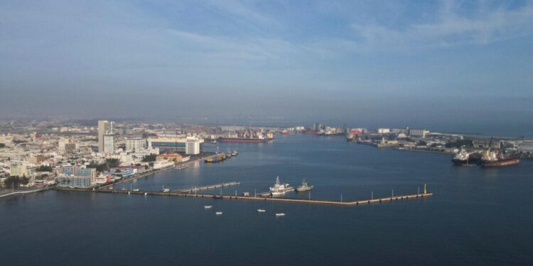 Una vista de un dron muestra el puerto de Veracruz en el Golfo de América después de que el presidente estadounidense Donald Trump emitiera una orden ejecutiva pidiendo a las instituciones estadounidenses que se refirieran a la masa de agua anteriormente conocida como Golfo de México como Golfo de América, en Veracruz, estado de Veracruz, México, el 18 de febrero de 2025. (Yahir Ceballos /Reuters)