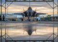 Un piloto asignado al 61.º Escuadrón de Cazas y a los jefes de tripulación de la 61.ª Unidad de Mantenimiento de Aeronaves prepara un F-35A Lightning II para taxi en la Base de la Fuerza Aérea Luke, Arizona, el 15 de enero de 2019. (Aerotécnico de Primera Clase Jacob Wongwai/Fuerza Aérea de EE. UU.)