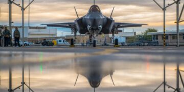 Un piloto asignado al 61.º Escuadrón de Cazas y a los jefes de tripulación de la 61.ª Unidad de Mantenimiento de Aeronaves prepara un F-35A Lightning II para taxi en la Base de la Fuerza Aérea Luke, Arizona, el 15 de enero de 2019. (Aerotécnico de Primera Clase Jacob Wongwai/Fuerza Aérea de EE. UU.)