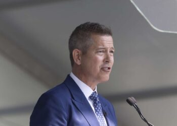 El secretario del DOT, Duffy, amenaza con cerrar el espacio aéreo en medio del actual enfrentamiento por el cierre