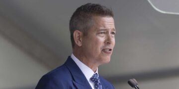 El secretario del DOT, Duffy, amenaza con cerrar el espacio aéreo en medio del actual enfrentamiento por el cierre