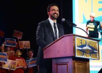 El candidato a la alcaldía de Nueva York, Zohran Mamdani, habla durante un mitin electoral con el senador Bernie Sanders (I-VT) y la representante estadounidense Alexandria Ocasio-Cortez (D-NY) en el estadio Forest Hills el 26 de octubre de 2025 en el distrito de Queens de la ciudad de Nueva York.