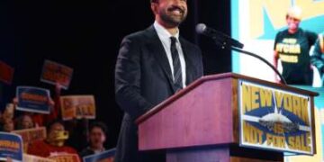 El candidato a la alcaldía de Nueva York, Zohran Mamdani, habla durante un mitin electoral con el senador Bernie Sanders (I-VT) y la representante estadounidense Alexandria Ocasio-Cortez (D-NY) en el estadio Forest Hills el 26 de octubre de 2025 en el distrito de Queens de la ciudad de Nueva York.