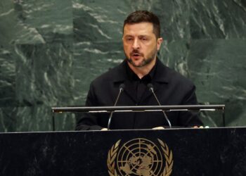 El presidente de Ucrania, Volodymyr Zelenskyy, habla durante la Asamblea General de las Naciones Unidas en la sede de las Naciones Unidas en la ciudad de Nueva York el 24 de septiembre de 2025. (Spencer Platt/Getty Images)