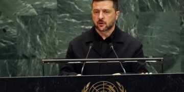 El presidente de Ucrania, Volodymyr Zelenskyy, habla durante la Asamblea General de las Naciones Unidas en la sede de las Naciones Unidas en la ciudad de Nueva York el 24 de septiembre de 2025. (Spencer Platt/Getty Images)