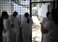 Mujeres encarceladas miran desde una puerta durante la celebración del 204 aniversario de la independencia de El Salvador en la prisión de Apanteos en Santa Ana, El Salvador, el 30 de septiembre de 2025.