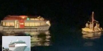 Extraño momento en que un hombre es rescatado a 40 kilómetros mar adentro flotando en un colchón inflable después de remar desde la Costa del Sol