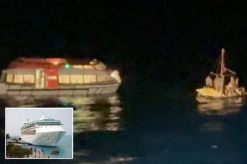 Extraño momento en que un hombre es rescatado a 40 kilómetros mar adentro flotando en un colchón inflable después de remar desde la Costa del Sol