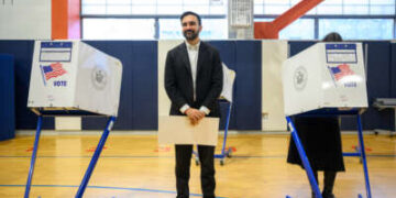 El candidato a la alcaldía Zohran Mamdani y su esposa, Rama Duwaji, votan en la Escuela de Artes Frank Sinatra en el distrito de Queens de la ciudad de Nueva York el 4 de noviembre de 2025.