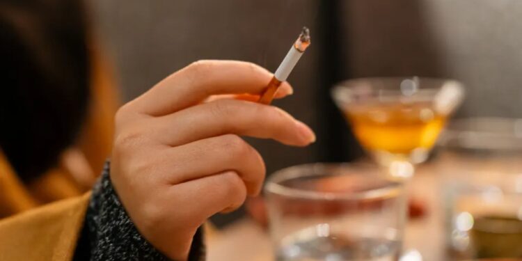 Un collage de imágenes que contiene 1 imágenes. La imagen 1 muestra a una mujer fumando un cigarrillo en una taberna.