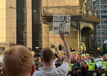 Manifestantes frente al Hotel Britannia en Canary Wharf, al este de Londres, el 8 de agosto de 2025. (Evgenia Filimianova/The Epoch Times)