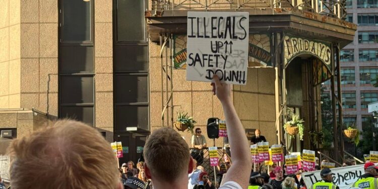 Manifestantes frente al Hotel Britannia en Canary Wharf, al este de Londres, el 8 de agosto de 2025. (Evgenia Filimianova/The Epoch Times)