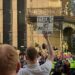 Manifestantes frente al Hotel Britannia en Canary Wharf, al este de Londres, el 8 de agosto de 2025. (Evgenia Filimianova/The Epoch Times)