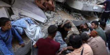 La gente usa sus propias manos para buscar víctimas atrapadas bajo los escombros, luego de un ataque israelí que afectó la casa de una familia palestina en Jabalia, en el norte de la Franja de Gaza, el 23 de mayo de 2025.