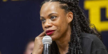 La representante demócrata Summer Lee habla durante un mitin en Pittsburgh, Pensilvania, el 21 de abril de 2024.