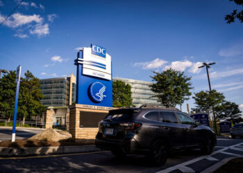 Grupos piden a los CDC que reviertan la actualización sobre el autismo y las vacunas