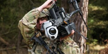 Un soldado de un pelotón LUAS (Sistema de aeronaves no tripuladas letales) de la 3.ª Brigada del Ejército de EE. UU., 10.ª División de Montaña, lleva un helicóptero teledirigido de vigilancia Ghost-X cerca de Hohenfels, Alemania, el 3 de febrero de 2025. (Sean Gallup/Getty Images)