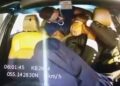 Horrible momento en el que un taxista lo estrangula y lo amenaza con matarlo y lo manosea a mitad del viaje en Dubai