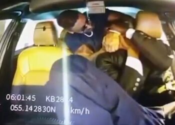 Horrible momento en el que un taxista lo estrangula y lo amenaza con matarlo y lo manosea a mitad del viaje en Dubai