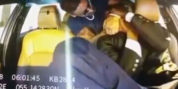Horrible momento en el que un taxista lo estrangula y lo amenaza con matarlo y lo manosea a mitad del viaje en Dubai
