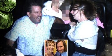 Horrible momento en que una mujer SE CAE de una montaña rusa defectuosa a 60 mph en un accidente mortal en el principal parque temático de Europa