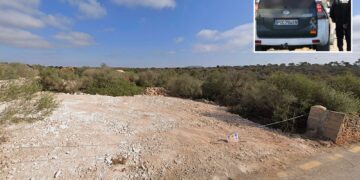 Un collage de imágenes que contiene 2 imágenes, la Imagen 1 muestra Rocky Bay, Cala Lombards, Mallorca, Islas Baleares, España, la Imagen 2 muestra **COPIA COMPLETA POR GERARD COUZENS.-TEL: +34 659 567 821**.La POLICÍA está investigando la muerte de un británico cuyo cuerpo “desnudo” fue encontrado en un terreno baldío en Mallorca