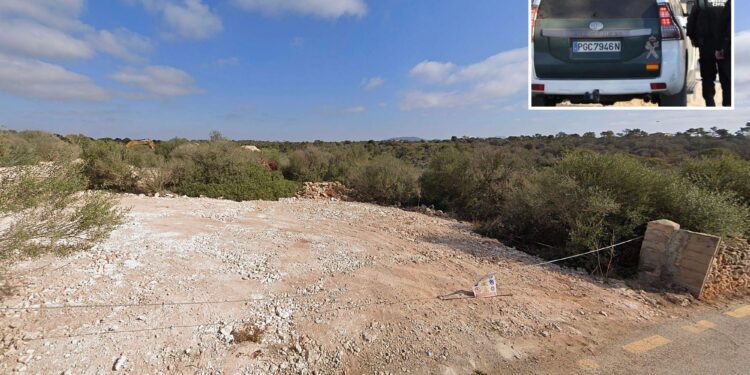 Un collage de imágenes que contiene 2 imágenes, la Imagen 1 muestra Rocky Bay, Cala Lombards, Mallorca, Islas Baleares, España, la Imagen 2 muestra **COPIA COMPLETA POR GERARD COUZENS.-TEL: +34 659 567 821**.La POLICÍA está investigando la muerte de un británico cuyo cuerpo “desnudo” fue encontrado en un terreno baldío en Mallorca