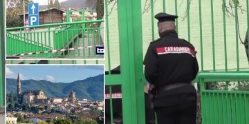 Humillante momento en que un político tropieza y cae de cabeza a través de una vidriera de valor incalculable