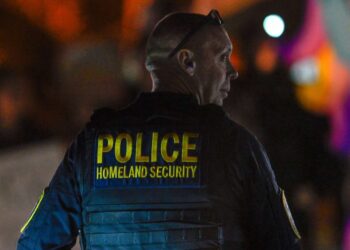 ICE detiene a un profesor iraní durante tres días para un “interrogatorio estándar”