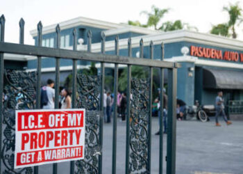 Se ve un cartel colocado en la puerta del Pasadena Auto Wash, donde seis empleados fueron detenidos en una redada de inmigración, el 28 de agosto de 2025, en Pasadena, California.