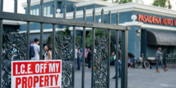 Se ve un cartel colocado en la puerta del Pasadena Auto Wash, donde seis empleados fueron detenidos en una redada de inmigración, el 28 de agosto de 2025, en Pasadena, California.