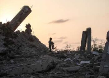 Un joven palestino recoge un trozo de escombros en Nuseirat, Franja de Gaza, el 11 de noviembre de 2025.