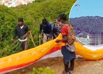 Impactante momento en que un migrante intenta hacer PARAPENTE hacia Europa a través de una valla fortificada