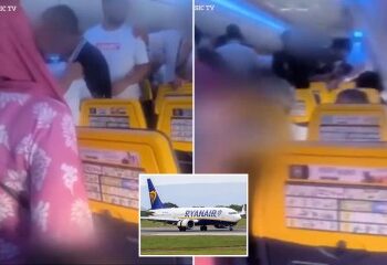 Impactante momento en que un pasajero británico "borracho" es agarrado por la policía en un avión de Ryanair después de "negarse a sentarse durante el aterrizaje"