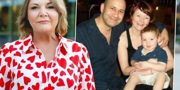 Increíble momento en el que una ballena jorobada albina totalmente blanca emerge del agua en un avistamiento ultra raro con un dron de Moby Dick en la vida real