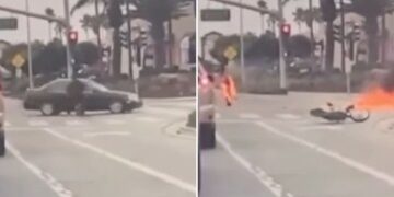 Increíble momento en el que una turista de 33 años lucha contra unos idiotas asaltantes en motocicleta que intentaron arrebatarle su teléfono en la calle
