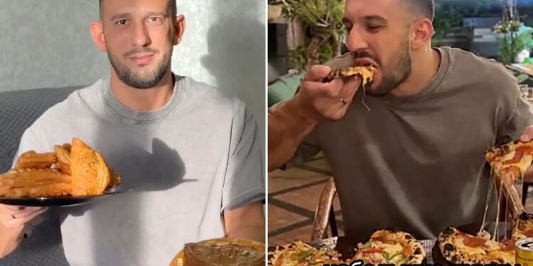 Un collage de imágenes que contiene 2 imágenes. La imagen 1 muestra a un hombre sosteniendo un plato de pasteles en una mano y un pastel de chocolate en la otra, con el texto "dieta de 10.000 calorías" En la pantalla, la Imagen 2 muestra a Dmitry Nuyanzin comiendo pizza, con dos pizzas  en la mesa, para ganar peso para un programa de pérdida de peso.