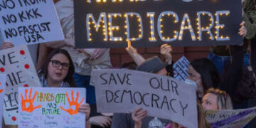 Informe muestra cómo el plan de atención médica del Partido Republicano enriquecería aún más a los gigantes de los seguros