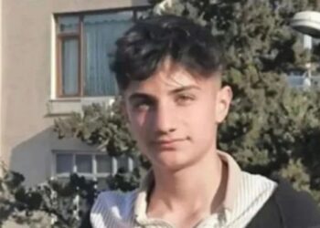 Inquietante último vídeo de un aprendiz riendo con un compañero de clase que luego le metió una manguera de aire en el trasero provocando que su interior explotara.