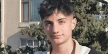 Inquietante último vídeo de un aprendiz riendo con un compañero de clase que luego le metió una manguera de aire en el trasero provocando que su interior explotara.