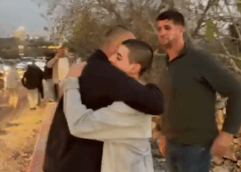 Mohammed Ibrahim, un ciudadano estadounidense de 16 años, abrazó a su familia en Cisjordania, Palestina, el 27 de noviembre de 2025, después de que Israel lo detuviera durante 9 meses sin juicio.