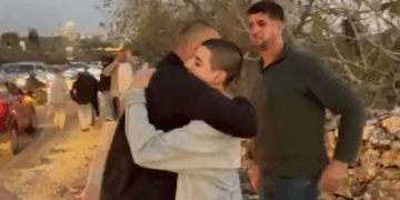 Mohammed Ibrahim, un ciudadano estadounidense de 16 años, abrazó a su familia en Cisjordania, Palestina, el 27 de noviembre de 2025, después de que Israel lo detuviera durante 9 meses sin juicio.