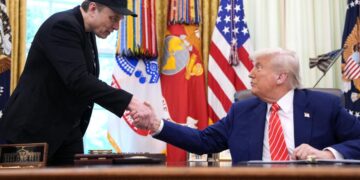 El director ejecutivo de Tesla, Elon Musk, le da la mano al presidente Donald Trump en la Oficina Oval el 30 de mayo de 2025. (Kevin Dietsch/Getty Images)