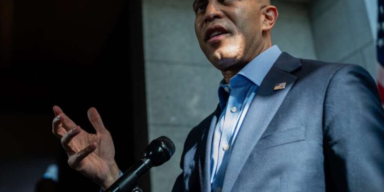 Jeffries bloquea votación para restaurar los derechos de negociación colectiva de los trabajadores federales