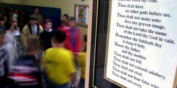 Juez bloquea ley de Texas que obliga a exhibir los Diez Mandamientos en las escuelas