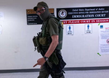 Agentes federales, incluidos miembros de ICE, patrullan los pasillos del tribunal de inmigración en la ciudad de Nueva York.